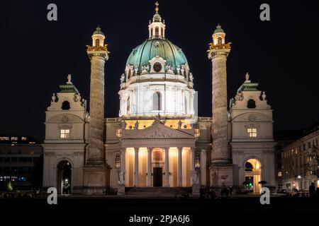 Wiener Karlskirche BEI Nacht Banque D'Images