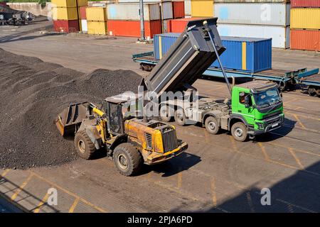 Opérations avec du charbon dans le port maritime. Chargement du charbon sur le transporteur de vrac. Chargement du charbon par des grues sur un transporteur de vrac Banque D'Images