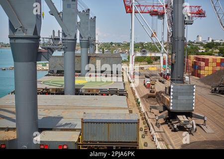 Opérations avec du charbon dans le port maritime. Chargement du charbon sur le transporteur de vrac. Chargement du charbon par des grues sur un transporteur de vrac Banque D'Images