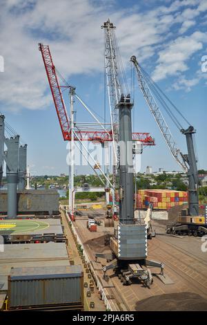 Opérations avec du charbon dans le port maritime. Chargement du charbon sur le transporteur de vrac. Chargement du charbon par des grues sur un transporteur de vrac Banque D'Images