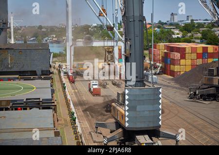 Opérations avec du charbon dans le port maritime. Chargement du charbon sur le transporteur de vrac. Chargement du charbon par des grues sur un transporteur de vrac Banque D'Images