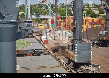 Opérations avec du charbon dans le port maritime. Chargement du charbon sur le transporteur de vrac. Chargement du charbon par des grues sur un transporteur de vrac Banque D'Images