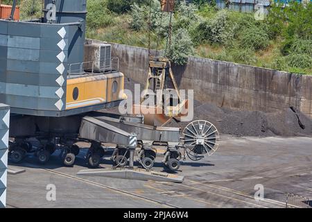 Opérations avec du charbon dans le port maritime. Chargement du charbon sur le transporteur de vrac. Chargement du charbon par des grues sur un transporteur de vrac Banque D'Images