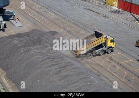 Opérations avec du charbon dans le port maritime. Chargement du charbon sur le transporteur de vrac. Chargement du charbon par des grues sur un transporteur de vrac Banque D'Images