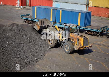 Opérations avec du charbon dans le port maritime. Chargement du charbon sur le transporteur de vrac. Chargement du charbon par des grues sur un transporteur de vrac Banque D'Images