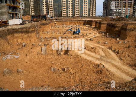 Terrain en pierre à la construction d'un bâtiment de grande hauteur. Banque D'Images