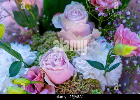 Gros plan d'un bouquet de roses et de chrysanthèmes Banque D'Images