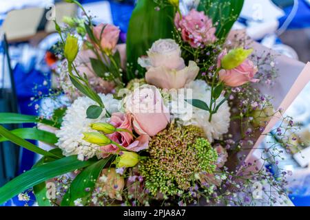 Gros plan d'un bouquet de roses et de chrysanthèmes Banque D'Images