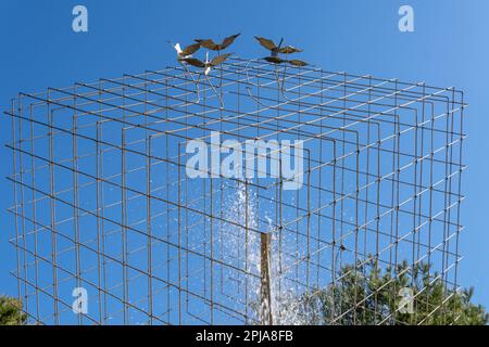 Santanyi, Espagne; mars 26 2023: Sculpture métallique pour la paix et la liberté dans le monde, réalisée par F. Jimenez en 2004. Santanyi, île de Majorque, Espagne Banque D'Images