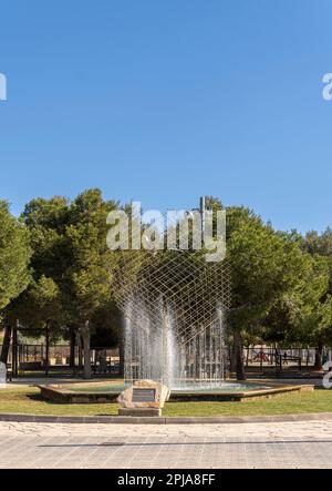 Santanyi, Espagne; mars 26 2023: Sculpture métallique pour la paix et la liberté dans le monde, réalisée par F. Jimenez en 2004. Santanyi, île de Majorque, Espagne Banque D'Images