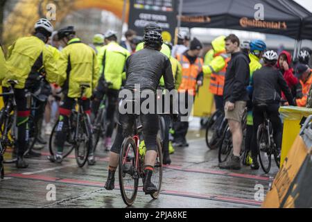 Oudenaarde, Belgique. 01st avril 2023. Cyclistes amateurs photographiés lors de l'événement cyclo We Ride Flanders pour amateurs de cyclisme, le long (parties de) de la piste devant la ronde van Vlaanderen/ Tour des Flandres/ Tour de Flandre course cycliste, samedi 01 avril 2023. L'édition 107th de la course cycliste aura lieu le dimanche 02 avril. BELGA PHOTO NICOLAS MATERLINCK crédit: Belga News Agency/Alay Live News Banque D'Images