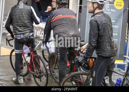 Oudenaarde, Belgique. 01st avril 2023. Cyclistes amateurs photographiés lors de l'événement cyclo We Ride Flanders pour amateurs de cyclisme, le long (parties de) de la piste devant la ronde van Vlaanderen/ Tour des Flandres/ Tour de Flandre course cycliste, samedi 01 avril 2023. L'édition 107th de la course cycliste aura lieu le dimanche 02 avril. BELGA PHOTO NICOLAS MATERLINCK crédit: Belga News Agency/Alay Live News Banque D'Images