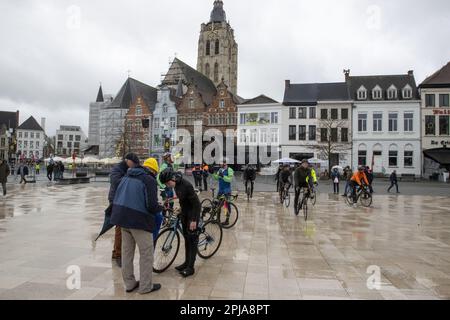 Oudenaarde, Belgique. 01st avril 2023. Cyclistes amateurs photographiés lors de l'événement cyclo We Ride Flanders pour amateurs de cyclisme, le long (parties de) de la piste devant la ronde van Vlaanderen/ Tour des Flandres/ Tour de Flandre course cycliste, samedi 01 avril 2023. L'édition 107th de la course cycliste aura lieu le dimanche 02 avril. BELGA PHOTO NICOLAS MATERLINCK crédit: Belga News Agency/Alay Live News Banque D'Images