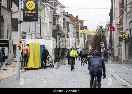 Oudenaarde, Belgique. 01st avril 2023. Cyclistes amateurs photographiés lors de l'événement cyclo We Ride Flanders pour amateurs de cyclisme, le long (parties de) de la piste devant la ronde van Vlaanderen/ Tour des Flandres/ Tour de Flandre course cycliste, samedi 01 avril 2023. L'édition 107th de la course cycliste aura lieu le dimanche 02 avril. BELGA PHOTO NICOLAS MATERLINCK crédit: Belga News Agency/Alay Live News Banque D'Images
