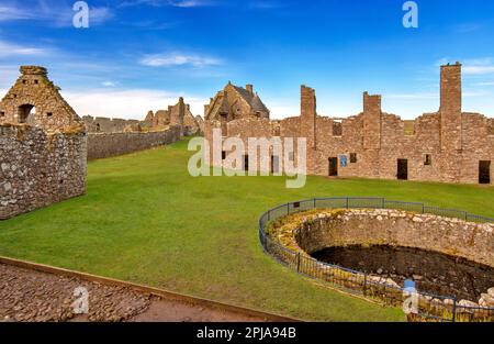 Château de Dunnottar Stonehaven Aberdeenshire vue de la chapelle de la chaîne ouest et du quadrilatère et de la citerne Banque D'Images