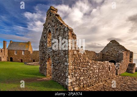 Château de Dunnottar Stonehaven Aberdeenshire vue sur la chapelle et le bâtiment couvert du salon Banque D'Images