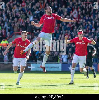 Wrexham, Wrexham County Borough, pays de Galles. 1st avril 2023. Eoghan O'Connell de Wrexham célèbre son but, lors du club de football de l'association Wrexham V Oldham Athletic Association football Club au terrain de course, dans la Vanarama National League. (Image de crédit : ©Cody Froggatt/Alamy Live News) Banque D'Images