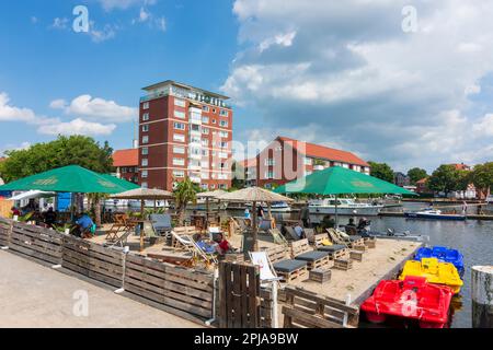 Emden: harbour Ratsdelft, restaurant en plein air à Ostfriesland, Niedersachsen, Basse-Saxe, Allemagne Banque D'Images