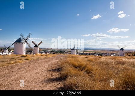 Champ sec avec anciens moulins à vent et sous le village de Campo de Criptana, Espagne, défini dans Cervantes Don Quichotte 'les Giants' Banque D'Images