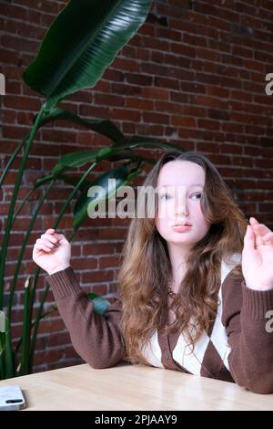 Jeune Asie dame se sentant bonheur avec une expression positive, joyeuse surprise funky, vêtu de tissu décontracté et regardant l'appareil photo heureux adorable femme heureuse se réjouit du succès. Photo de haute qualité Banque D'Images