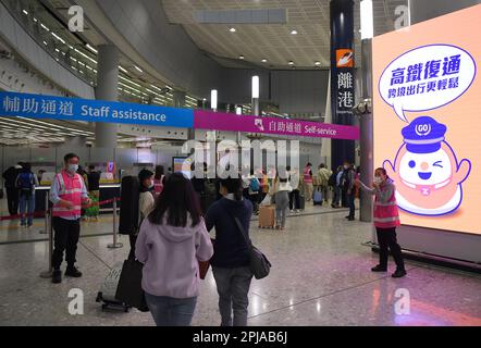 Hong Kong. 1st avril 2023. Les passagers arrivent au hall des départs de la gare de Kowloon Ouest, dans le sud de la Chine, à Hong Kong, en 1 avril 2023. Les services long-courriers de la section Hong Kong de la liaison ferroviaire Express (XRL) ont repris samedi, reliant le pôle financier à des destinations en dehors de la province voisine de Guangdong. POUR ALLER AVEC "les services de chemin de fer à grande vitesse entre Hong Kong, continent entièrement reprendre" crédit: Chen Duo/Xinhua/Alamy Live News Banque D'Images