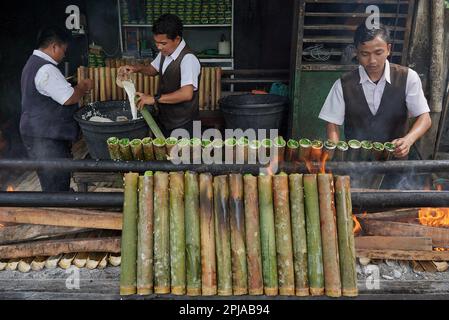 Medan, Indonésie. 1st avril 2023. Les travailleurs font du lemang, une nourriture traditionnelle faite de riz gluant cuit dans des bâtonnets de bambou creux, pendant le ramadan à Medan, dans le nord de Sumatra, en Indonésie, sur 1 avril 2023. Crédit: Harry Reira/Xinhua/Alay Live News Banque D'Images