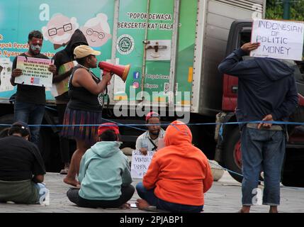 Yogyakarta, Yogyakarta, Indonésie. 1st avril 2023. Un certain nombre d'étudiants de Papouasie ont organisé une manifestation dans la ville de Yogyakarta, région spéciale de Yogyakarta, Indonésie, samedi, 1 avril 2023. (Credit image: © Slamet Riyadi/ZUMA Press Wire) USAGE ÉDITORIAL SEULEMENT! Non destiné À un usage commercial ! Banque D'Images