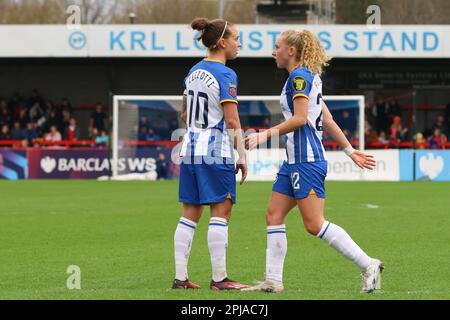 Crawley, Royaume-Uni. 01st avril 2023. Stade Broadfield, Crawley, Royaume-Uni, 01 avril 2023 Julia Zigiotti (10, Brighton & Hove Albion) et Katie Robinson (20, Brighton & Hove Albion) lors d'un match WSL le 01 avril 2023 entre Brighton & Hove Albion et Manchester United au stade Broadfield, Crawley, Royaume-Uni (Bettina Weissensteiner/SPP) Credit: SPP Sport presse photo. /Alamy Live News Banque D'Images