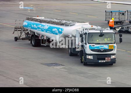 PRAGUE, TCHÉQUIE, JANVIER 19 2023, camion avec citerne à combustible pour avions à l'aéroport international - Vaclav Havel aéroport de Prague. Banque D'Images