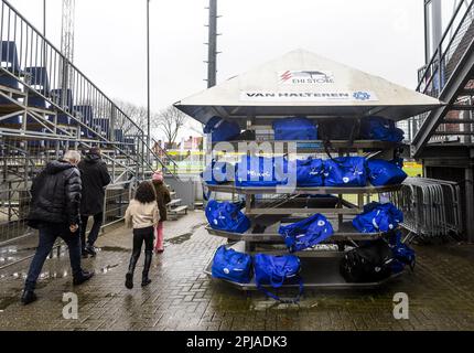 SPAKENBURG - les sacs de sport sont dans un rack pendant le match entre SV Spakenburg et OFC. Spakenburg a pris du retard dans les quarts de finale de la coupe KNVB en éliminant le FC Utrecht 4-1. ANP REMKO DE WAAL pays-bas Out - belgique Out Credit: ANP/Alay Live News Banque D'Images