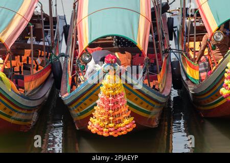 Des bateaux en bois traditionnels décorés de fleurs au nez sont amarrés à la jetée, Bangkok, Thaïlande Banque D'Images