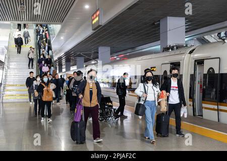 Shanghai. 1st avril 2023. Les passagers marchent pour monter à bord du train G99 à la gare de Shanghai Hongqiao, dans l'est de la Chine, Shanghai, 1 avril 2023. Lorsque le train G99 quitte la gare de Shanghai Hongqiao pour la gare de Hong Kong West Kowloon, les services du train à grande vitesse de Shanghai-Hong Kong ont repris samedi. Crédit : Wang Xiang/Xinhua/Alay Live News Banque D'Images