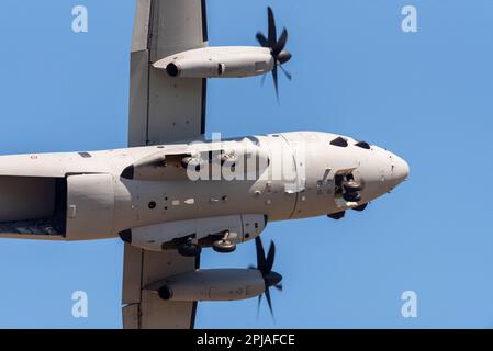 Alenia C-27J avion de transport Spartan RS-50 de l'Armée de l'Air italienne, Aeronautica Militare, volant au Royal International Air Tattoo Airshow. Spectacle agile Banque D'Images