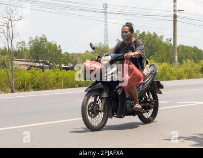 BANGKOK, THAÏLANDE, MARS 24 2023, le conducteur porte des sacs sur une moto Banque D'Images