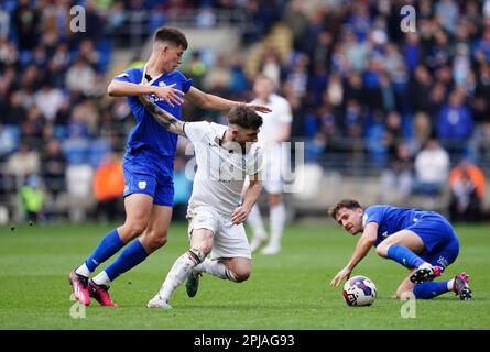 Ryan Manning (au centre) de Swansea City en action avec Rubin Colwill (à gauche) de Cardiff City lors du match de championnat Sky Bet au stade de Cardiff City, à Cardiff. Date de la photo: Samedi 1 avril 2023. Banque D'Images