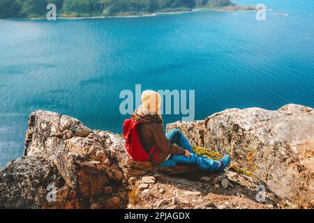 Femme voyageur avec sac à dos profiter de la vue aérienne sur le fjord voyage randonnée en plein air en Norvège active vie saine vacances voyage écotourisme Banque D'Images