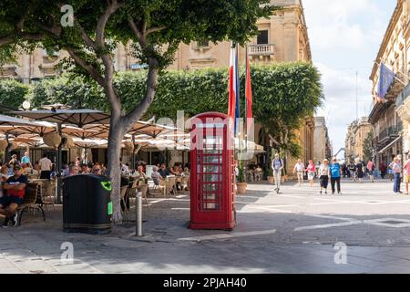 Populaire Caffe Cordina sur la place de la République à côté d'une boîte téléphonique rouge traditionnelle, la Valette, Malte, Europe Banque D'Images