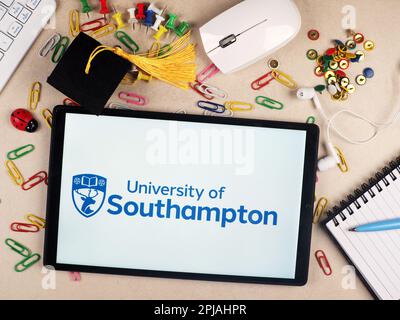 Dans cette illustration, le logo de l'Université de Southampton apparaît sur une tablette. Banque D'Images