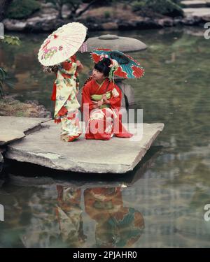 Japon. Kyoto. Enfants posant dans des vêtements traditionnels. Banque D'Images