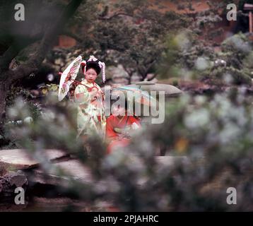 Japon. Kyoto. Enfants posant dans des vêtements traditionnels. Banque D'Images