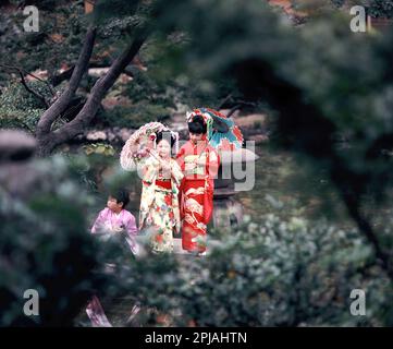 Japon. Kyoto. Enfants posant dans des vêtements traditionnels. Banque D'Images