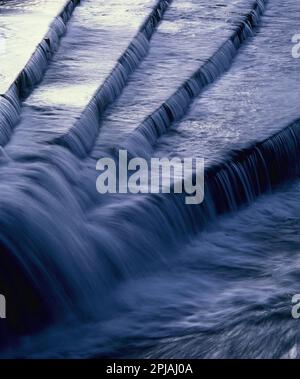 Royaume-Uni. Angleterre. Buckinghamshire. Les marches de Hambleden Weir. Tamise. Banque D'Images