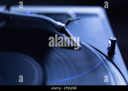 L'aiguille du lecteur de disques en vinyle lit la musique d'un disque analogique. Écoutez des morceaux musicaux sur platine en haute fidélité Banque D'Images