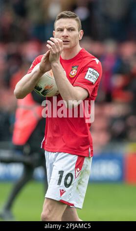 Wrexham, Wrexham County Borough, pays de Galles. 1st avril 2023. Paul Mullin de Wrexham avec son chapeau tour de balle, pendant Wrexham Association football Club V Oldham Athletic Association football Club au terrain de course, dans la Vanarama National League. (Image de crédit : ©Cody Froggatt/Alamy Live News) Banque D'Images