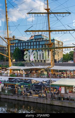 Brême: rivière Weser, promenade Weserpromenade, voilier 'Alexander von Humboldt', restaurant en plein air à Brême, Allemagne Banque D'Images