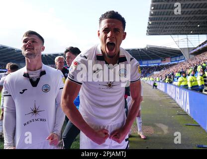 Liam Cullen (à gauche) et Nathan Wood fêtent après que Ben Cabango (caché) ait classé le troisième but de leur côté lors du match de championnat Sky Bet au stade de Cardiff City, à Cardiff. Date de la photo: Samedi 1 avril 2023. Banque D'Images