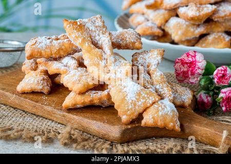 Beignets de carnaval traditionnels italiens saupoudrés de sucre glace - frappe ou chiacchiere Banque D'Images