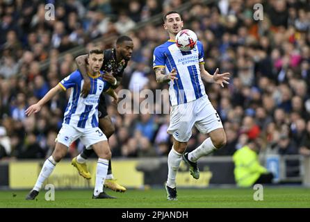 Brighton East Sussex, Royaume-Uni. 1st avril 2023. Lewis Dunk (Brighton) fait le ballon lors du match de la Brighton V Brentford Premier League au stade Amex de Brighton. Crédit : MARTIN DALTON/Alay Live News Banque D'Images