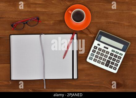 Bureau de travail avec des éléments et éléments d'affaires sur un bureau Banque D'Images