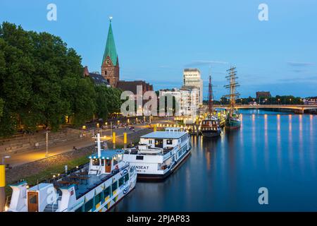 Brême : rivière Weser, église St. Martini, navire, promenade Weserpromenade, voiliers, août Kühne Maison de la compagnie Kühne + Nagel dans , Brême, Allemagne Banque D'Images